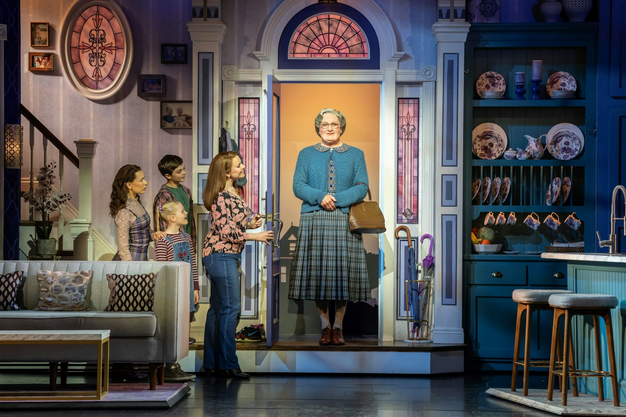 Mrs. Doubtfire steht verkleidet in der Tür bei seiner Familie.