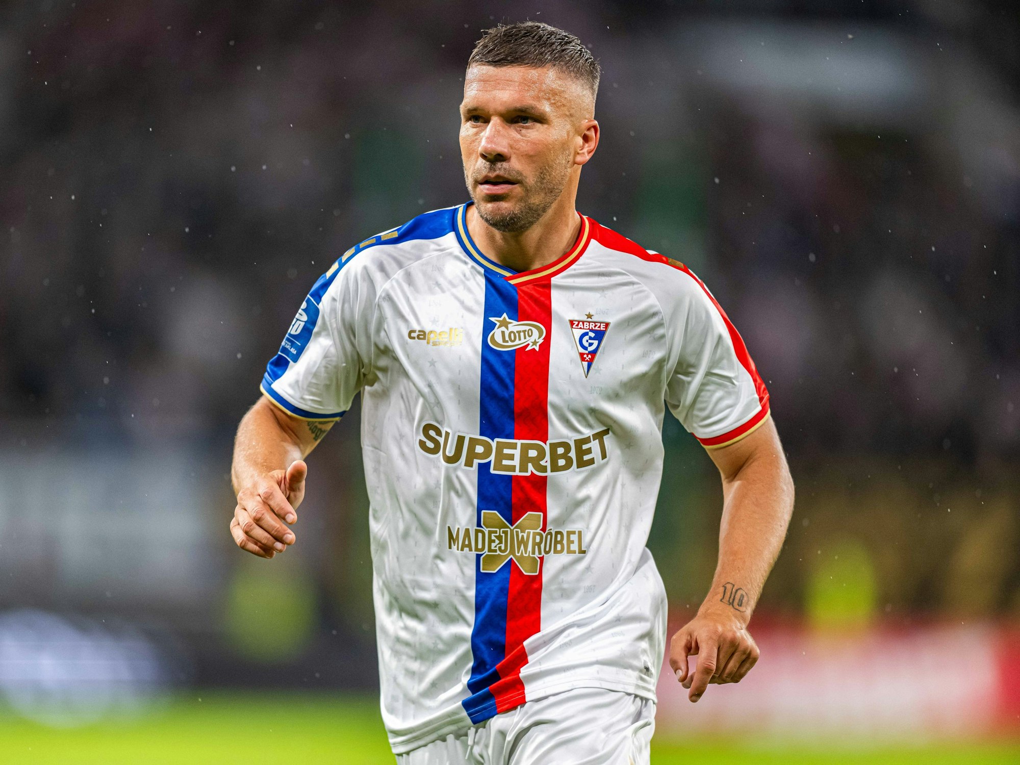 FC-Legende Lukas Podolski am 30. August 2025 beim Spiel gegen Motor Lublin.