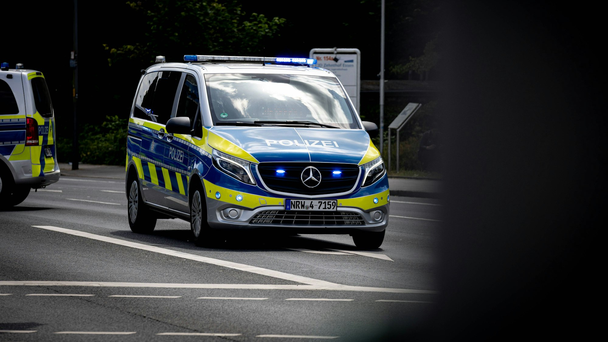 Polizei bei einem Einsatz (Symbolfoto). In Köln-Deutz kam es am Dienstagabend zu einem schweren Unfall mit mehreren verletzten Personen.