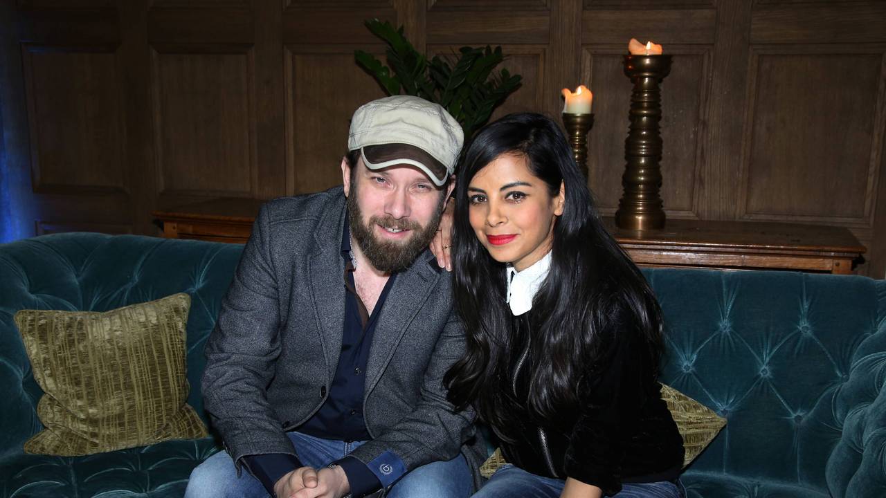 Collien Fernandes und Christian Ulmen posieren für ein Foto.