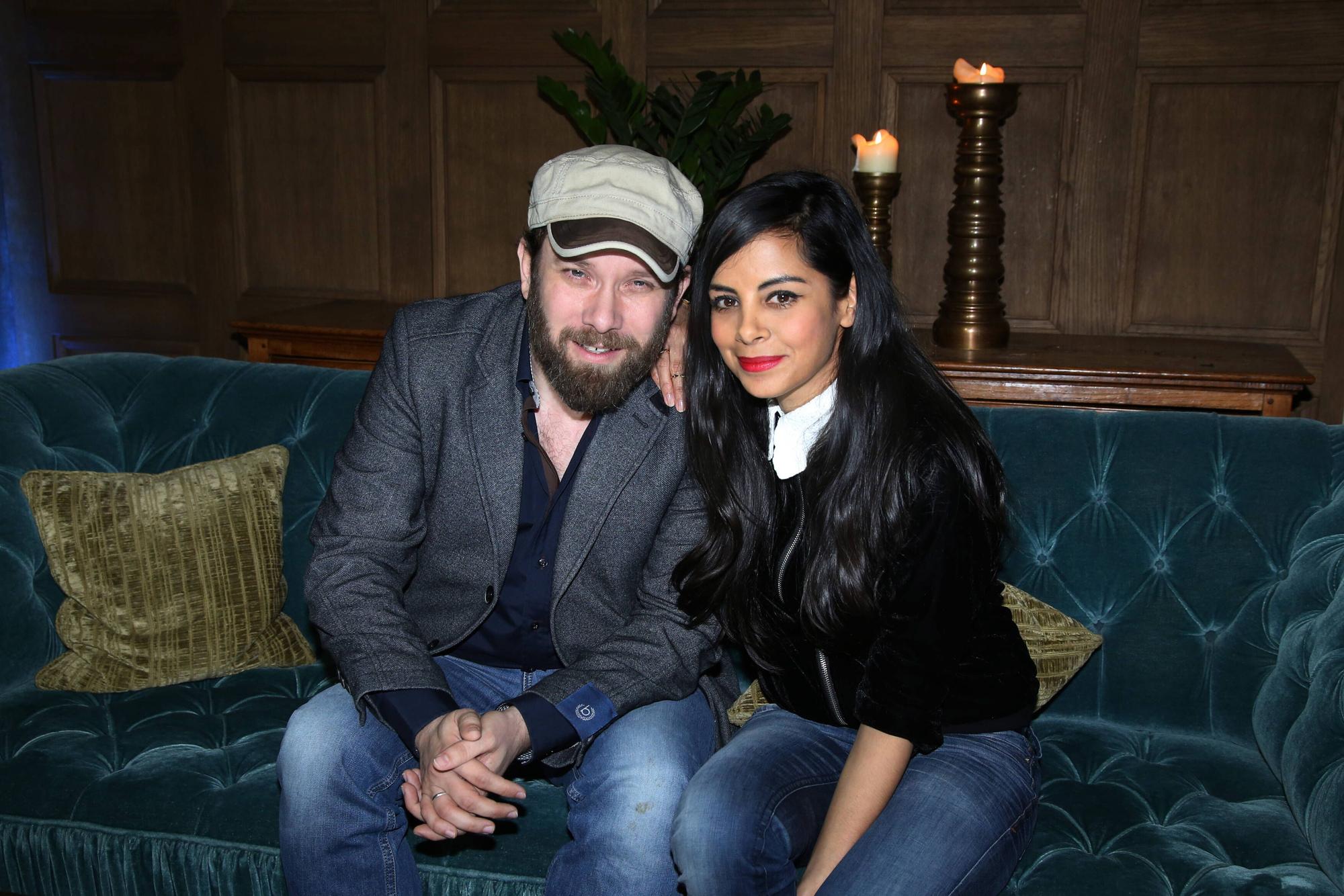 Collien Fernandes und Christian Ulmen posieren für ein Foto.