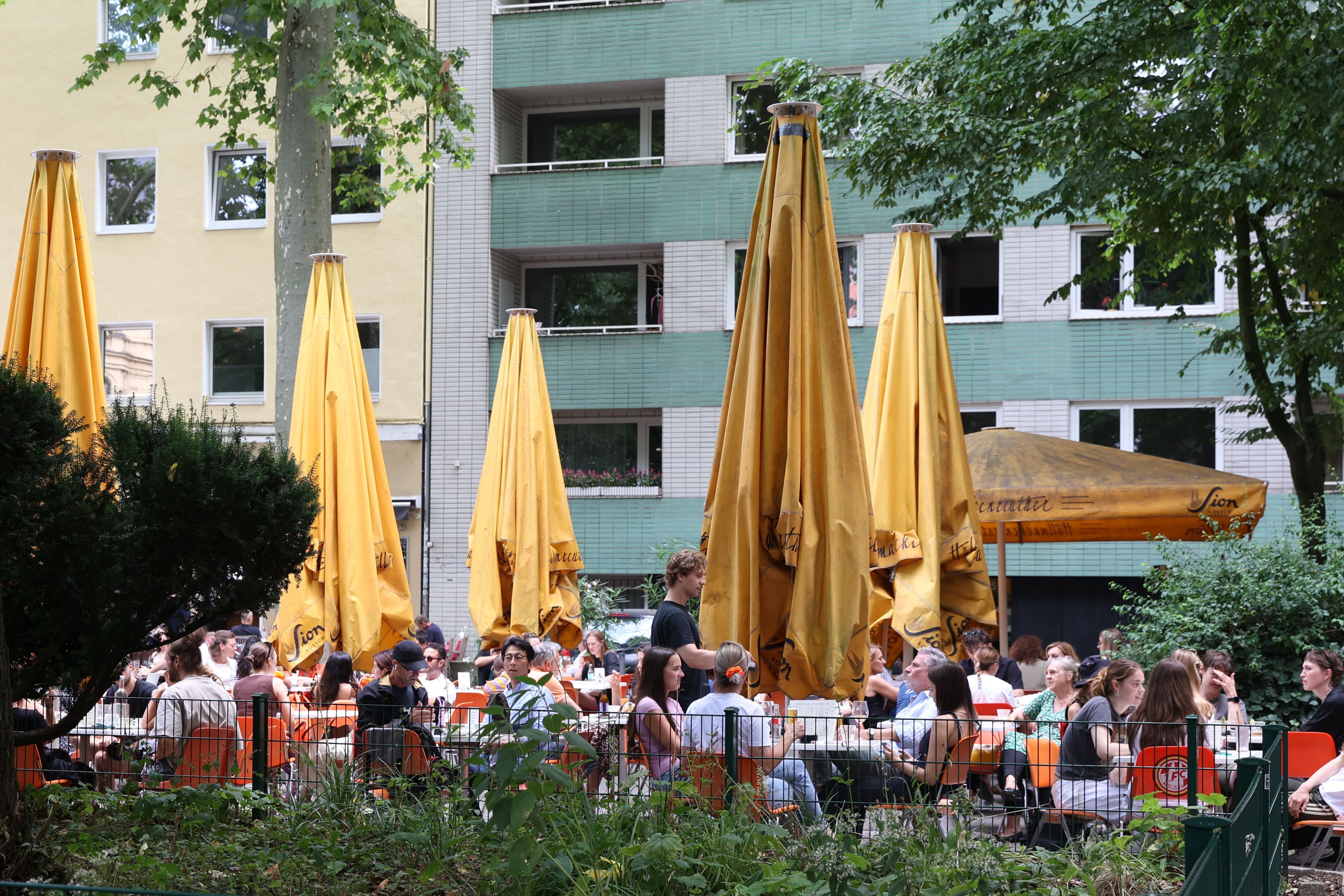 Blick auf die Außengastronomie des Hallmackenreuthers am Brüsseler Platz.