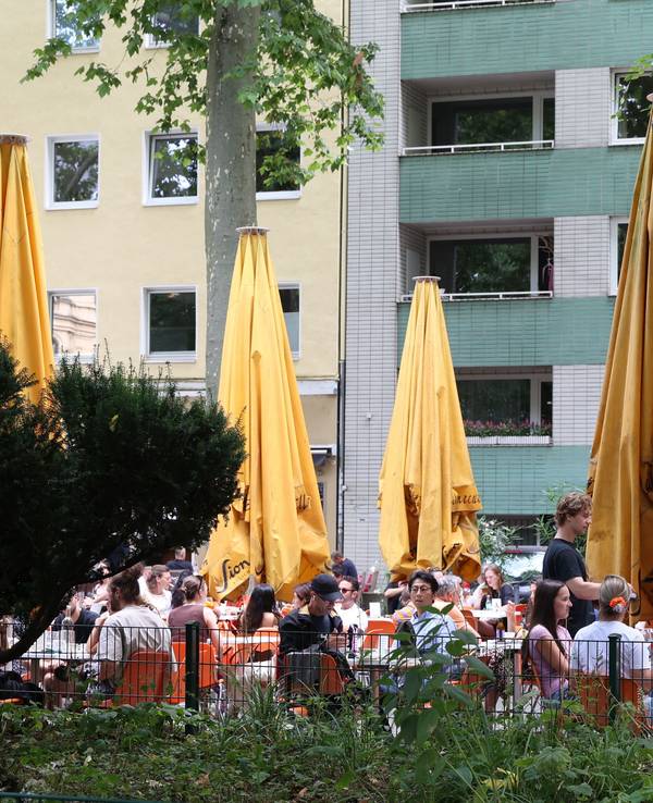Blick auf die Außengastronomie des Hallmackenreuthers am Brüsseler Platz.