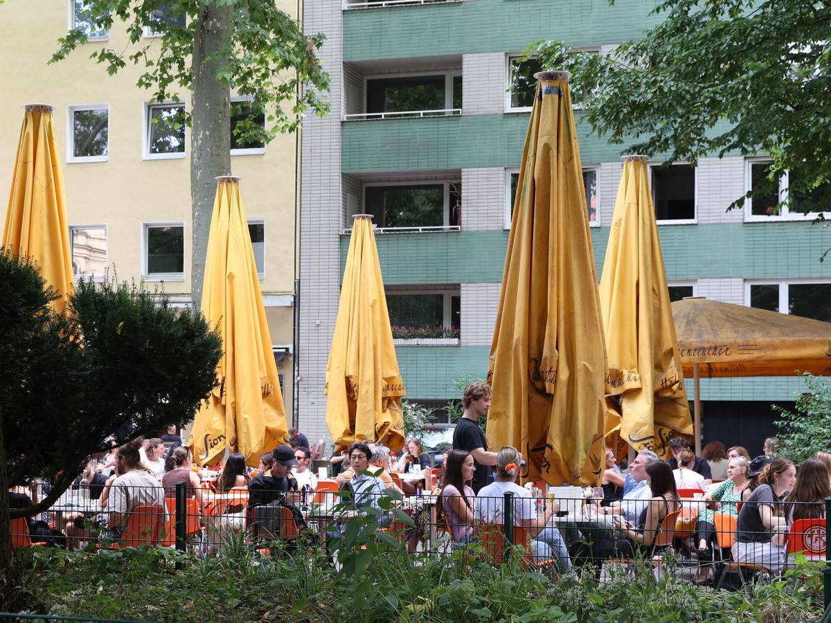 Blick auf die Außengastronomie des Hallmackenreuthers am Brüsseler Platz.