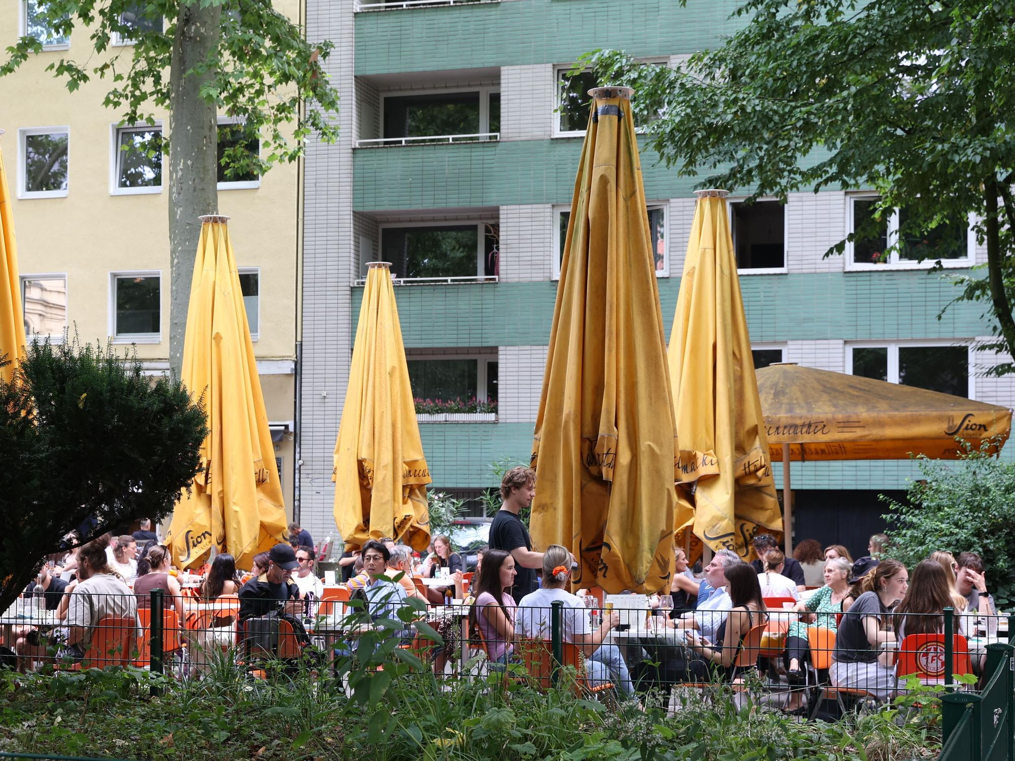Blick auf die Außengastronomie des Hallmackenreuthers am Brüsseler Platz.