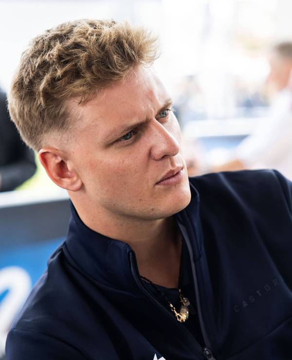 Mick Schumacher schaut nachdenklich.