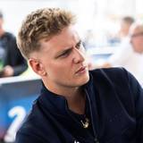 Mick Schumacher schaut nachdenklich.