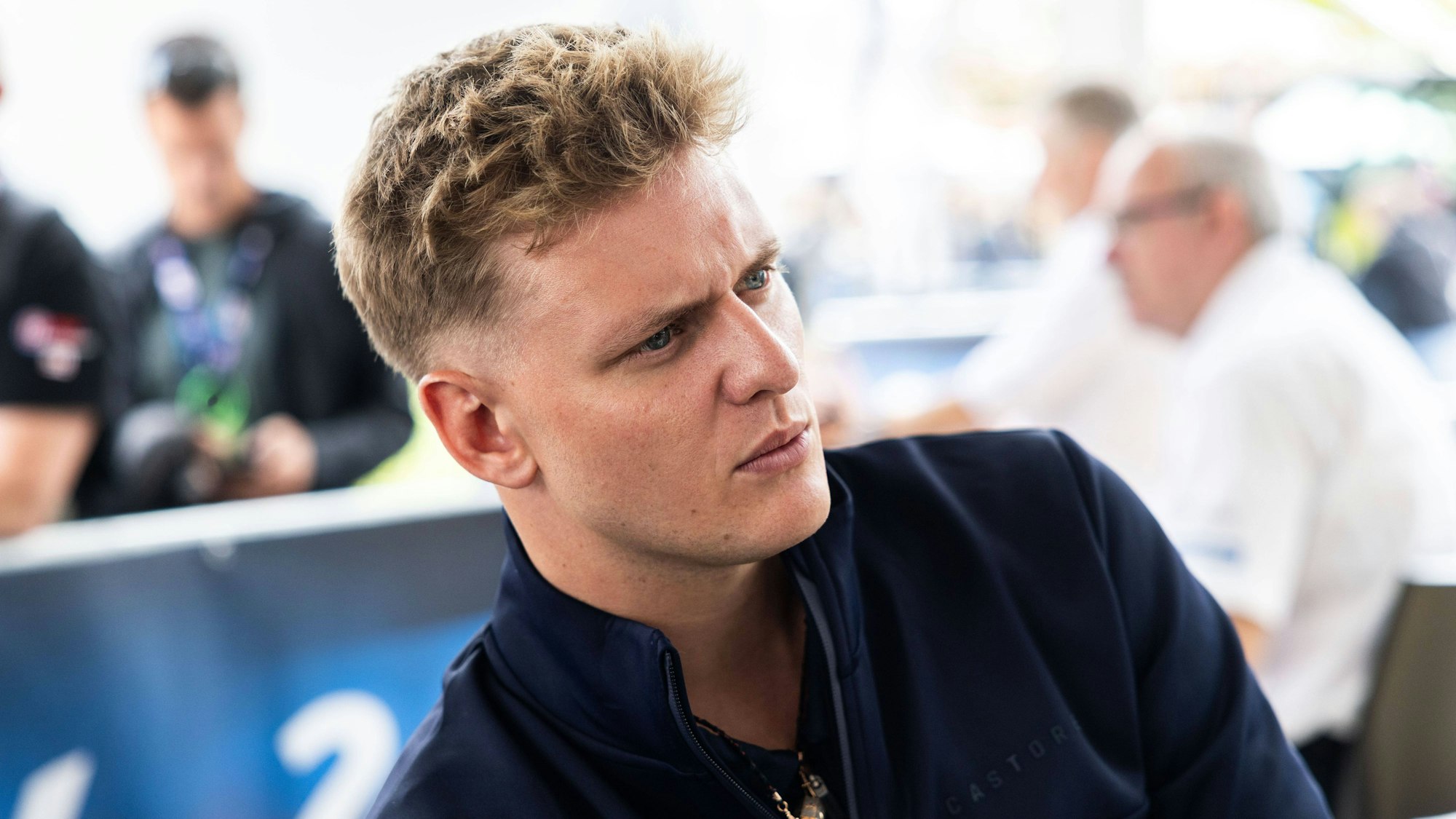 Mick Schumacher schaut nachdenklich.