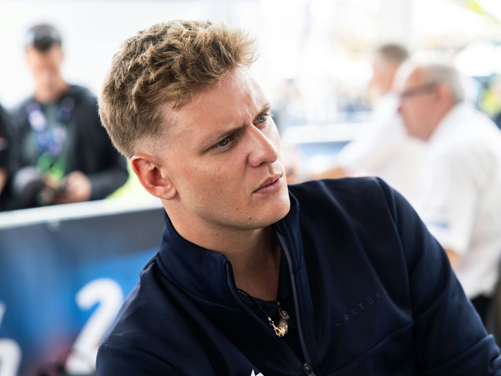 Mick Schumacher schaut nachdenklich.