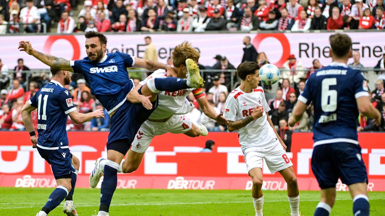 Fabian Schleusener im Zweikampf mit Timo Hübers.