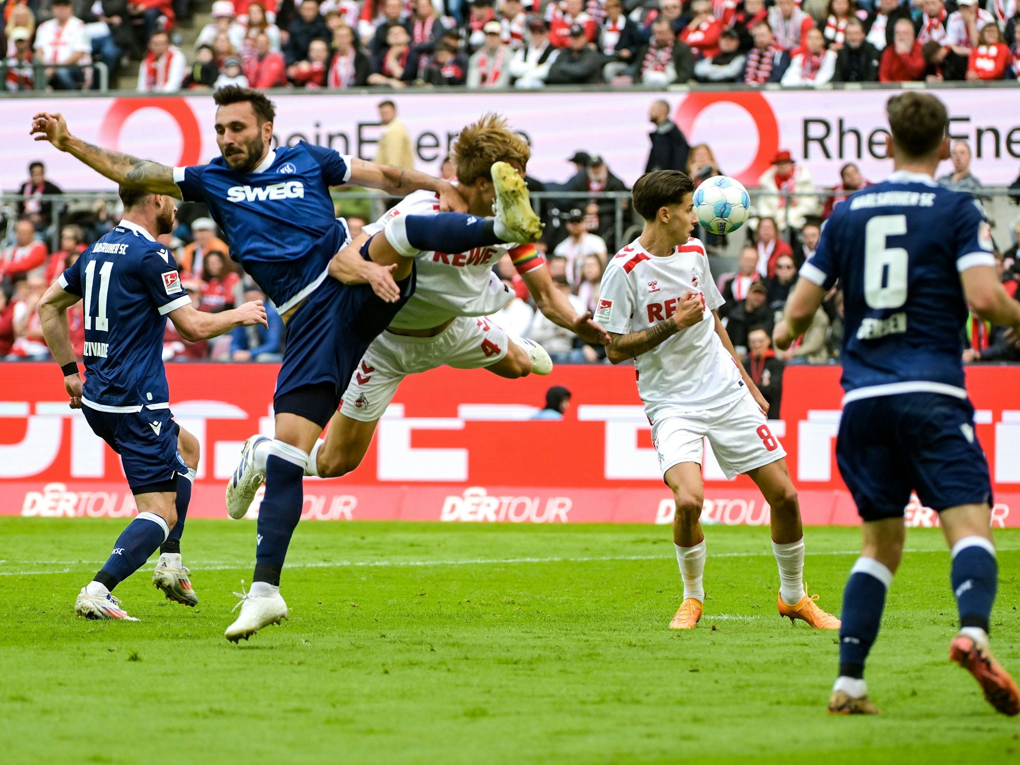 Fabian Schleusener im Zweikampf mit Timo Hübers.
