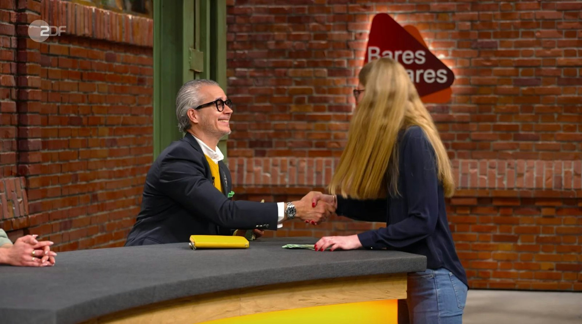 Für 1.600 Euro sicherte sich Anaisio Guedes das Konvolut. (Bild: ZDF)