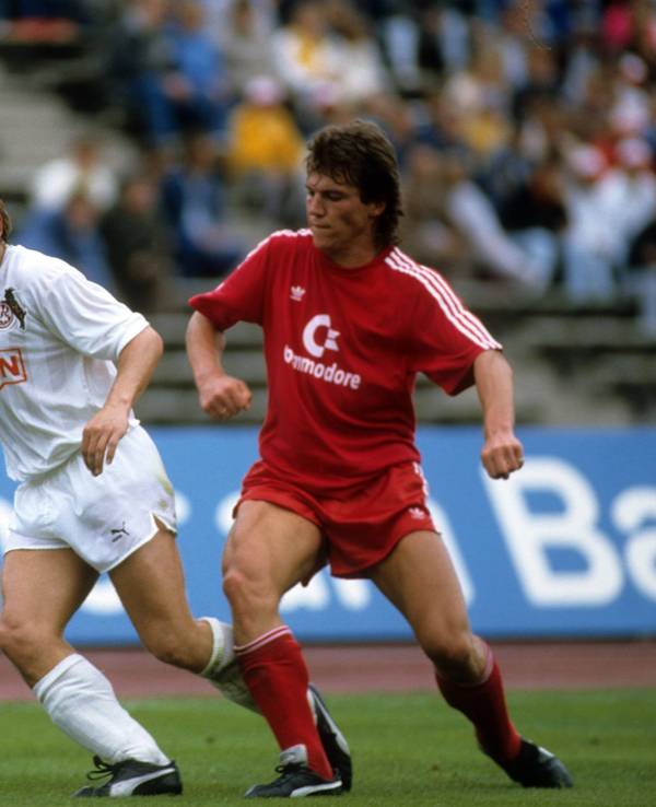 Thomas Häßler und Lothar Matthäus im Zweikampf.