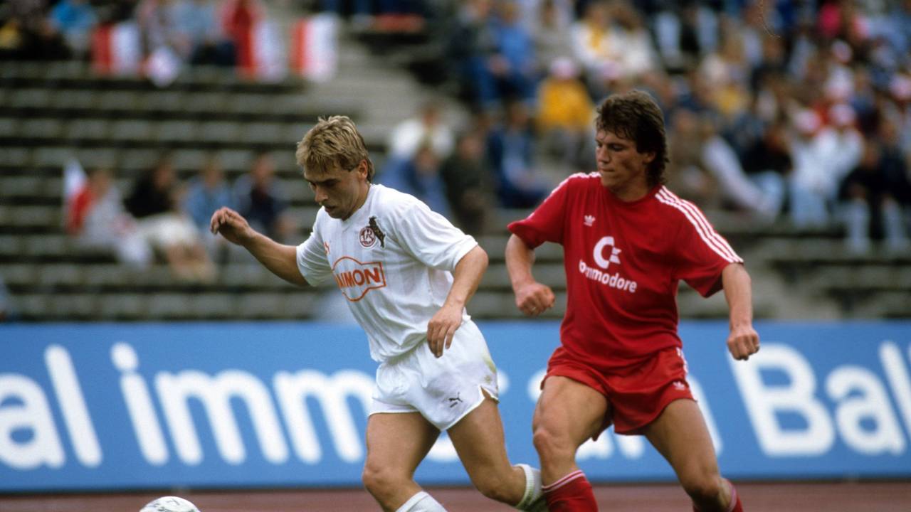 Thomas Häßler und Lothar Matthäus im Zweikampf.
