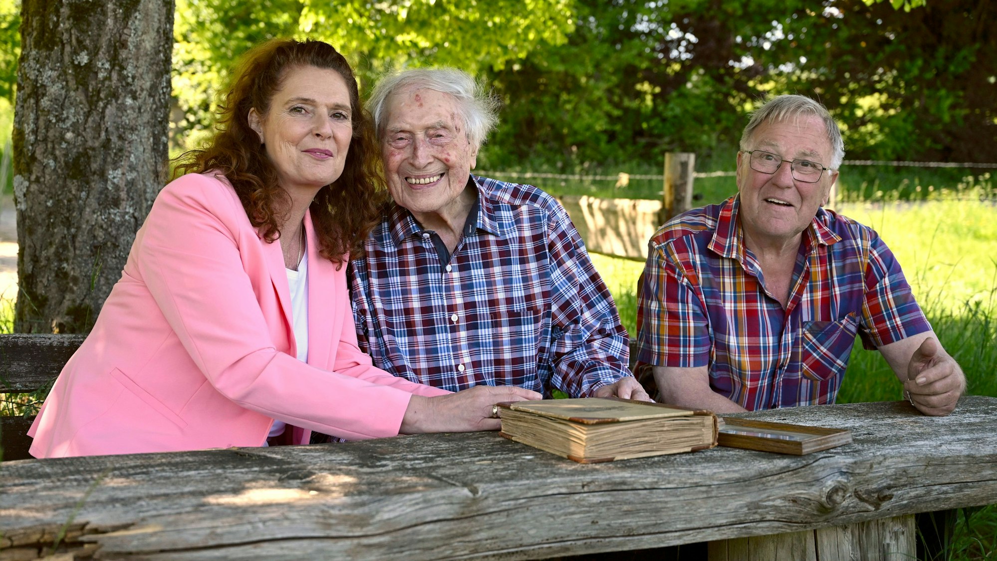 Ludwig Sebus mit Tochter Ulla Sebus-Derow und Dieter Schmidt im Naaftal.
