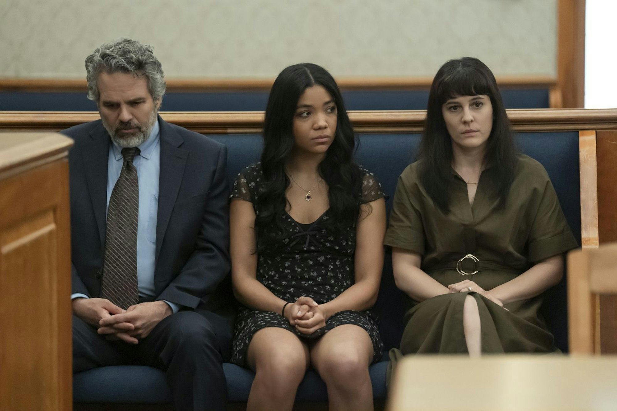 Tom (Mark Ruffalo) muss mit seinen Töchtern Sara (Phoebe Fox, rechts) und Emily (Silvia Dionicio) vor Gericht erscheinen. (Bild: © Home Box Office, Inc. All rights reserved. )