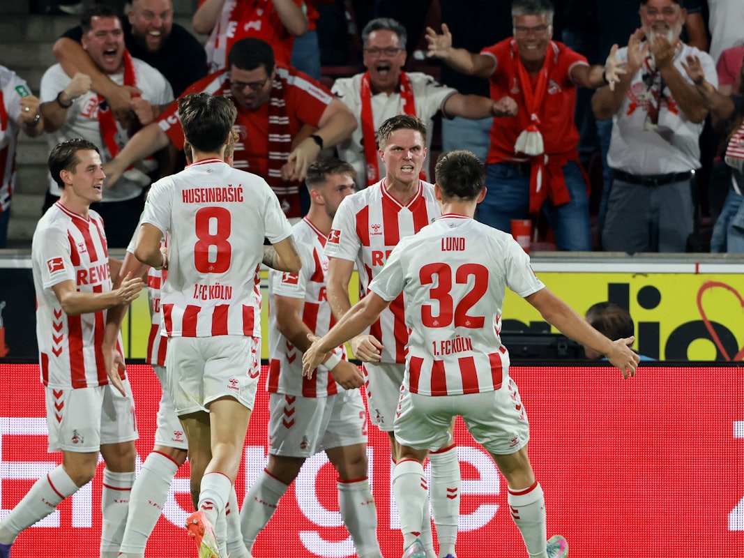 Die Profis des 1. FC Köln jubeln gemeinsam.