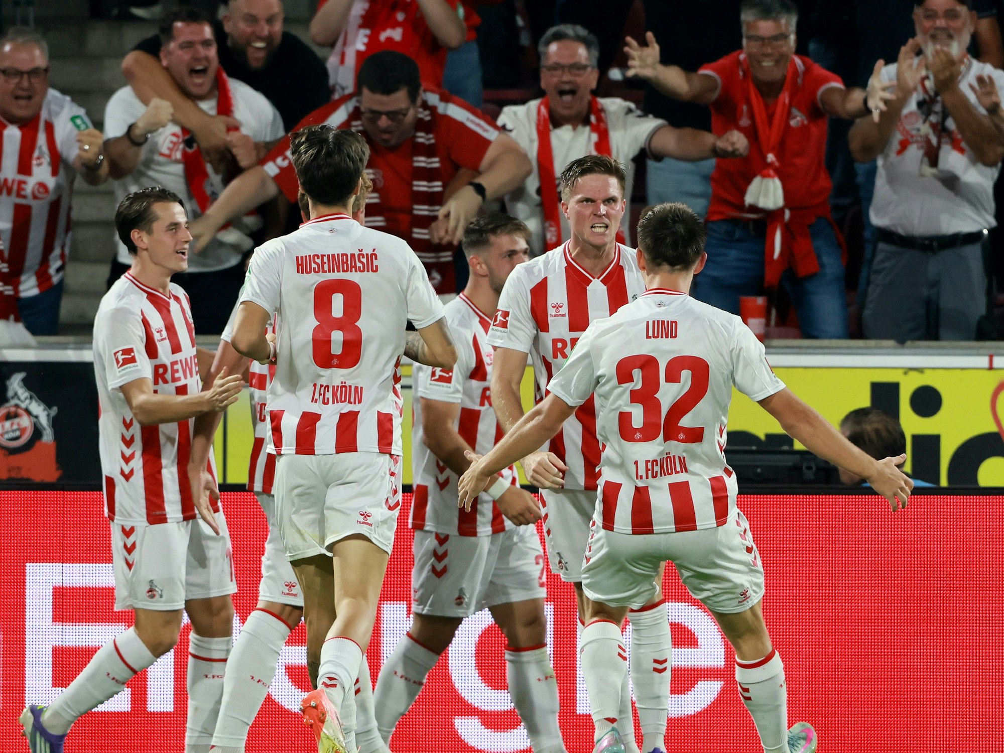 Die Profis des 1. FC Köln jubeln gemeinsam.
