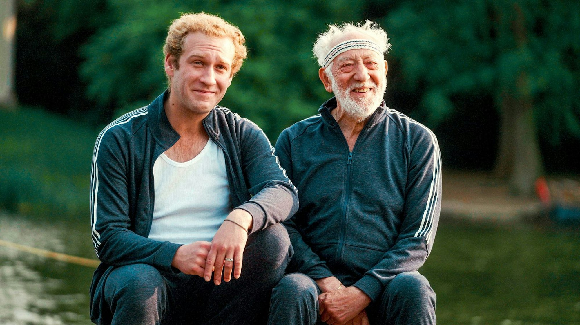 Porträtfilm zum 90. Geburtstag: In „Hallervorden - Didi gegen den Rest der Welt“ kehren sie in die alte Heimatstadt Dieter Hallervordens (rechts) zurück. Mit seinem Sohn Johannes Hallervorden begibt sich die Komikerlegende im Wörlitzer Park Dessau auf Spurensuche. (Bild: WDR/eitelsonnenschein/Till Vielrose)
