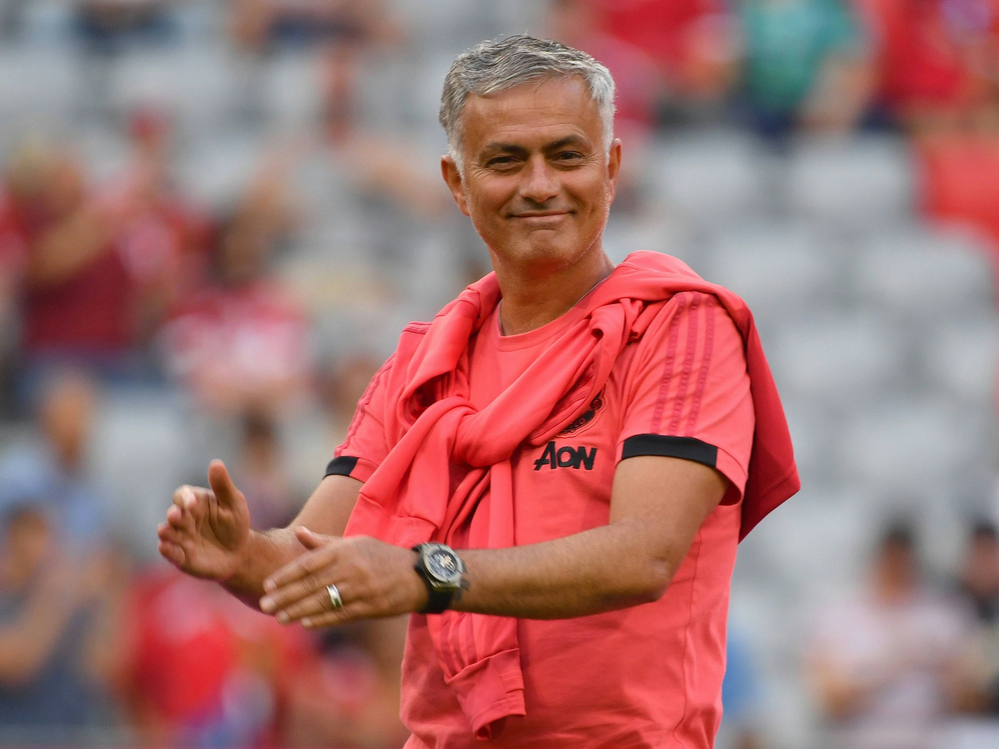 José Mourinho lächelt und klatscht in die Hände.