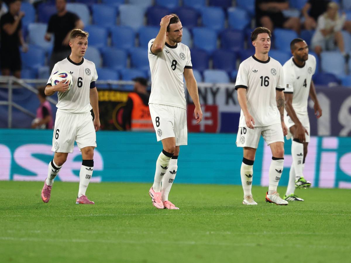 Die deutschen Spieler gehen nach dem Treffer zum 1:0 zum Mittelkreis.