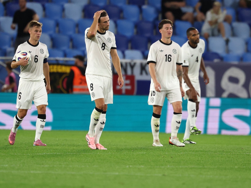 Die deutschen Spieler gehen nach dem Treffer zum 1:0 zum Mittelkreis.