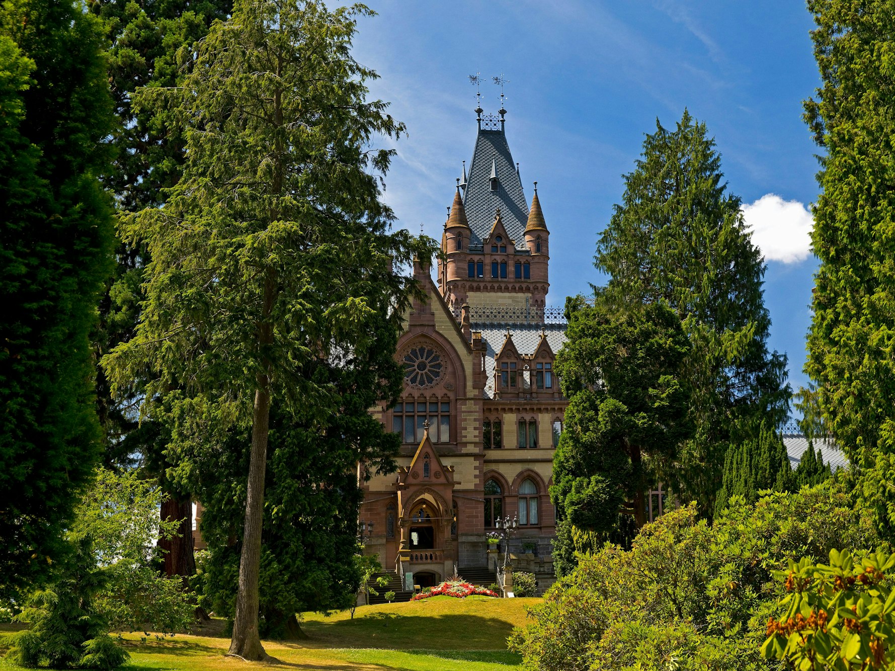 Die Drachenburg im Siebengebirge ist eine begehrte Kulisse für Film- und Fernsehproduktionen. Hier wurde für die Serie „Babylon Berlin“ gedreht.