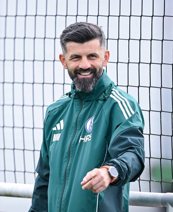 Miro Muslic lacht beim Schalke-Training.