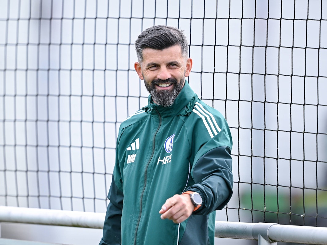 Miro Muslic lacht beim Schalke-Training.