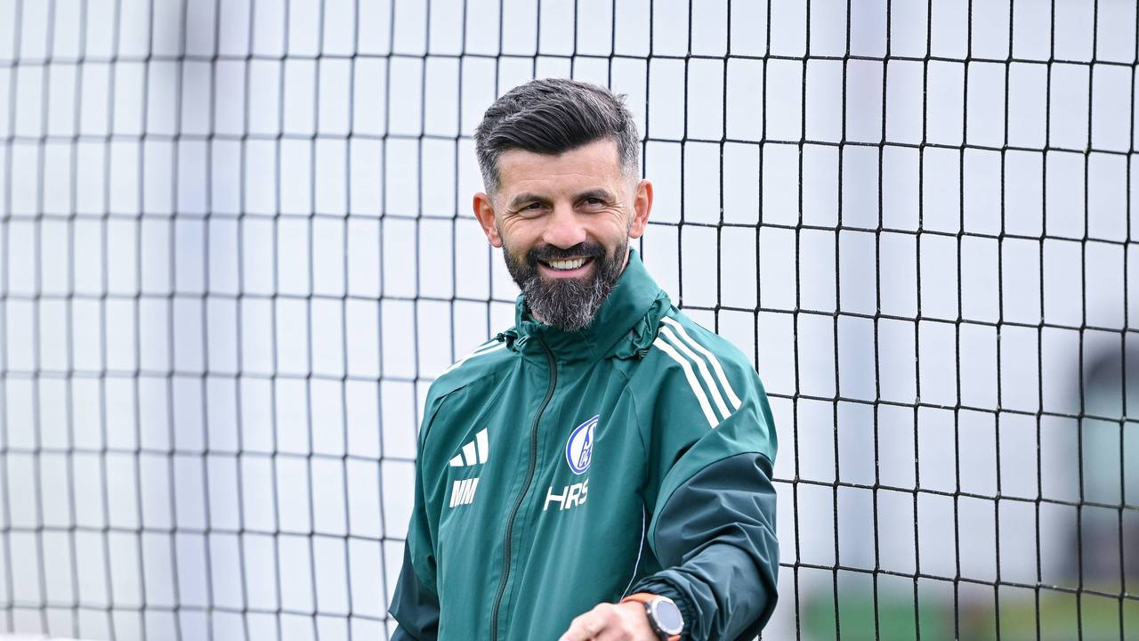Miro Muslic lacht beim Schalke-Training.