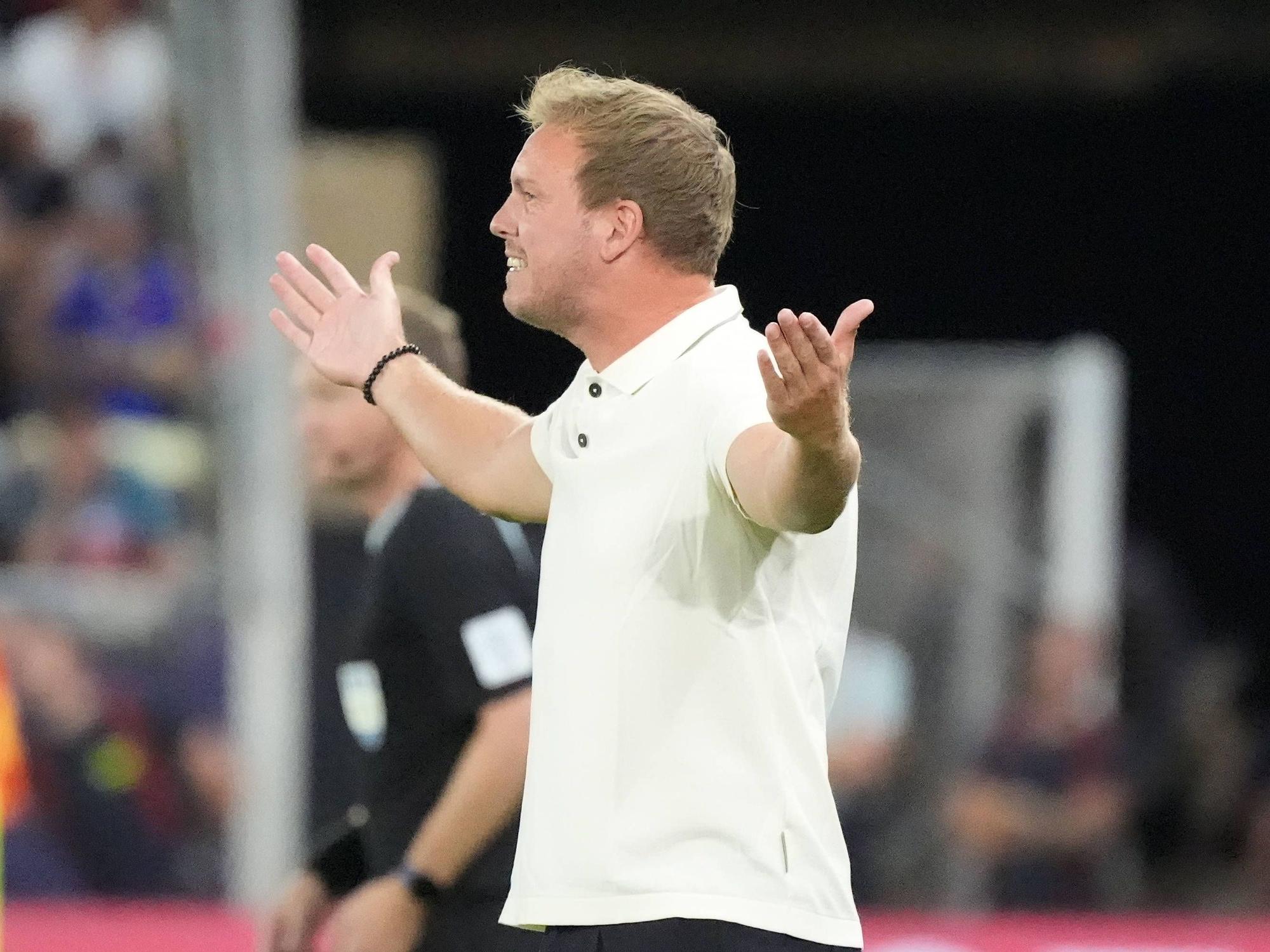 Bundestrainer Julian Nagelsmann beim Spiel an der Seitenlinie.