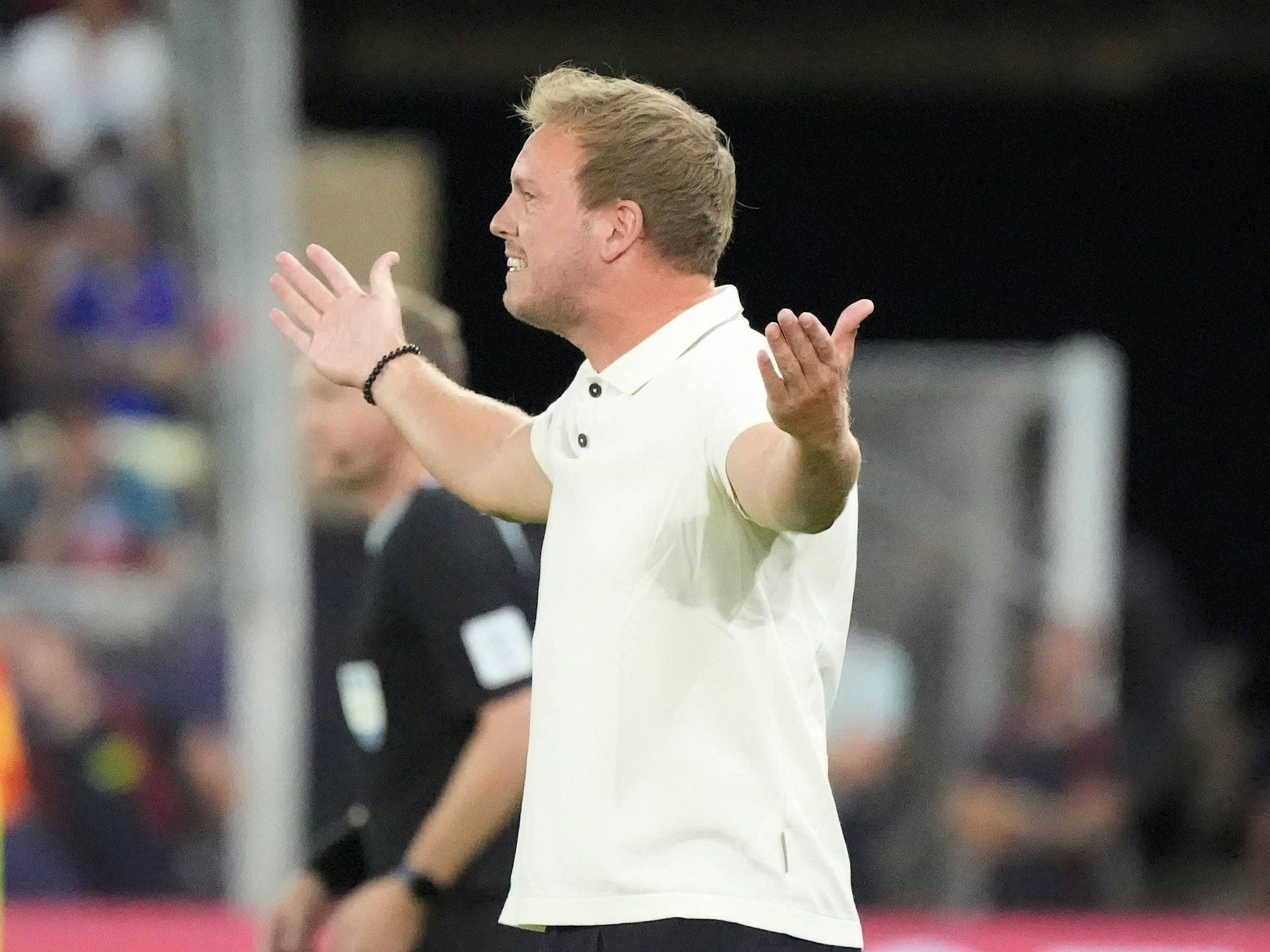 Bundestrainer Julian Nagelsmann beim Spiel an der Seitenlinie.