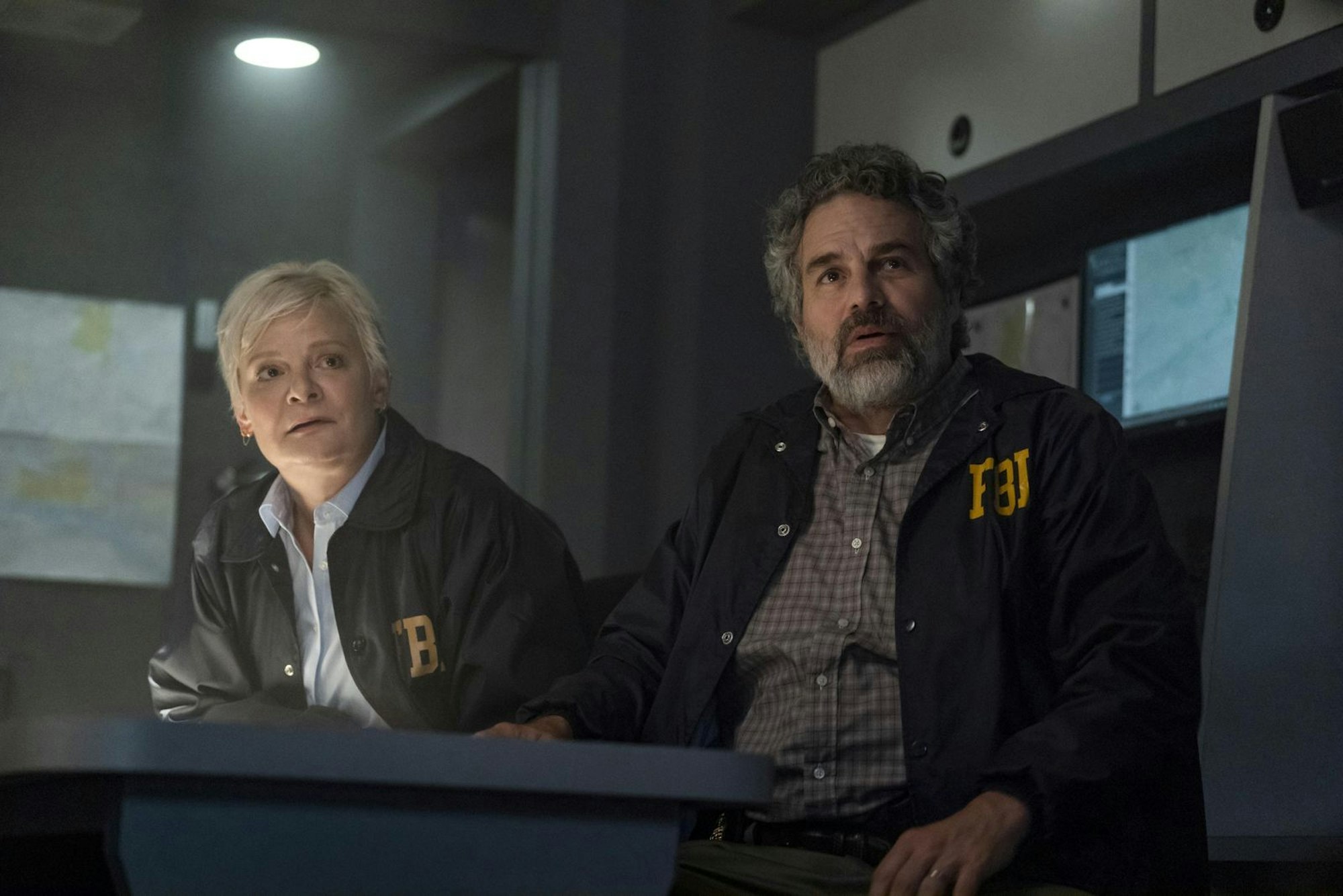Tom (Mark Ruffalo) wird von seiner Vorgesetzten Kathleen McGinty (Martha Plimpton) aus einem etwas öden Berufsberatungs-Job des FBI in den aktiven Dienst zurückgeholt. (Bild: © Home Box Office, Inc. All rights reserved. )
