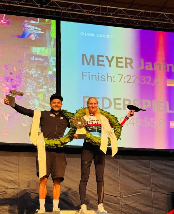 Janine Meyer aus Köln hat zum dritten Mal den Ötztaler Radmarathon gewonnen. Hier zusammen mit dem Sieger des Männerrennens: Daniel Federspiel