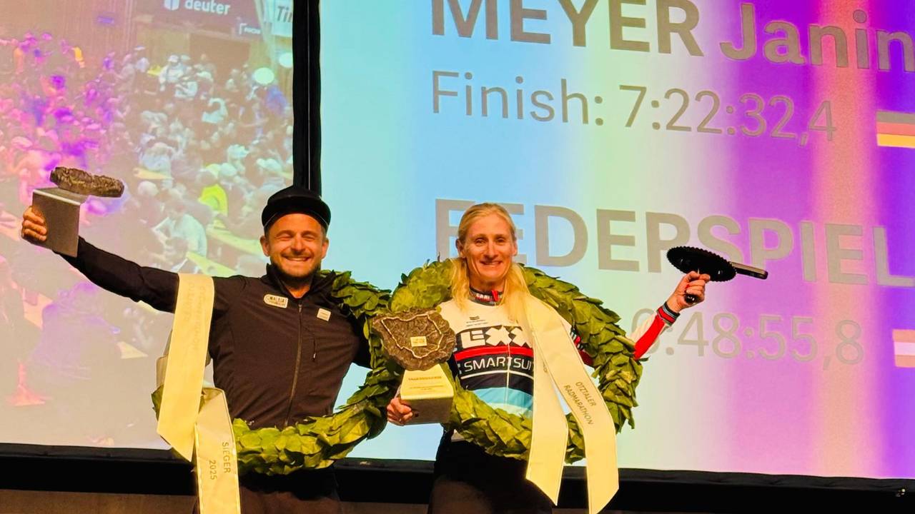 Janine Meyer aus Köln hat zum dritten Mal den Ötztaler Radmarathon gewonnen. Hier zusammen mit dem Sieger des Männerrennens: Daniel Federspiel