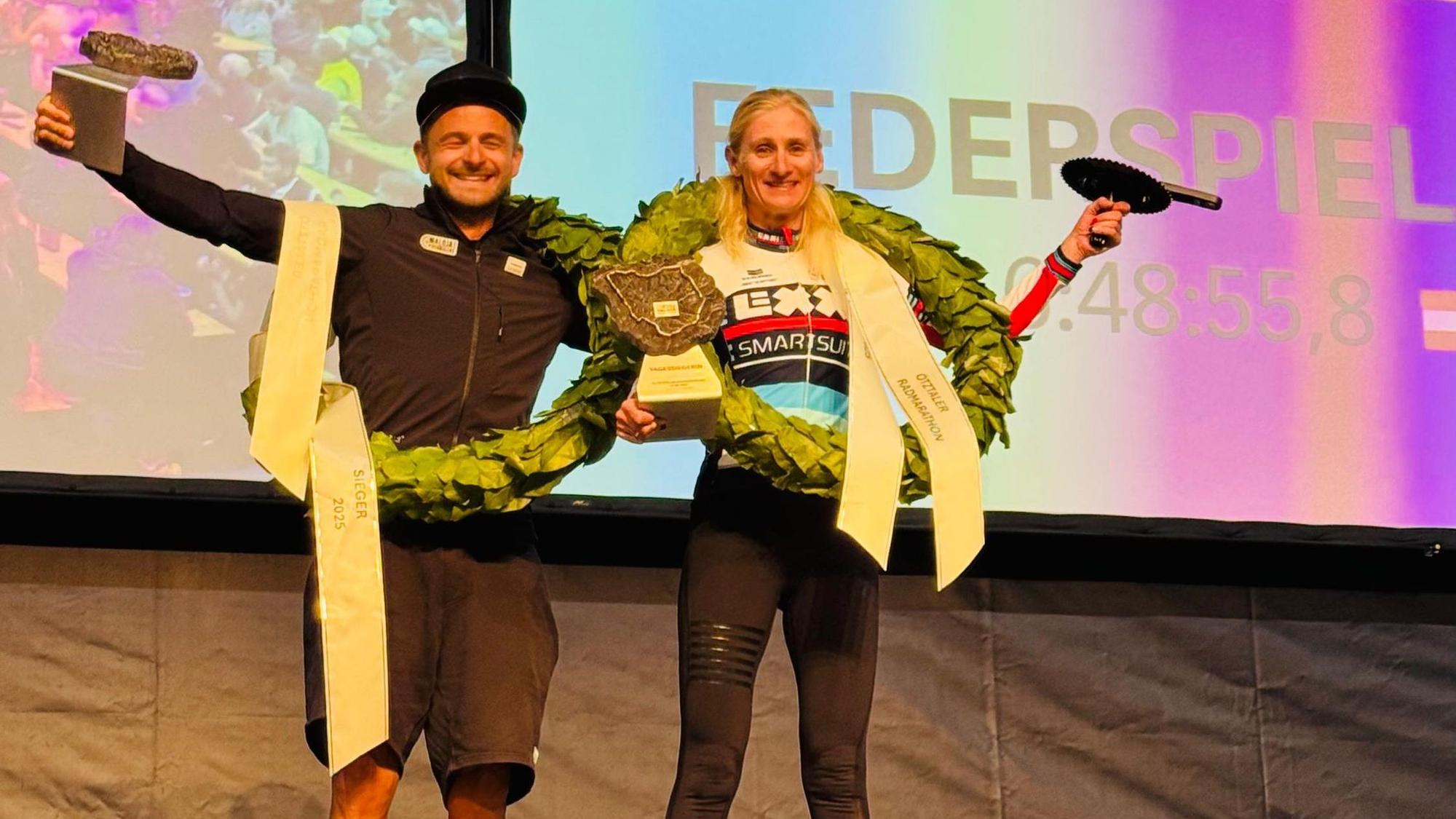 Janine Meyer aus Köln hat zum dritten Mal den Ötztaler Radmarathon gewonnen. Hier zusammen mit dem Sieger des Männerrennens: Daniel Federspiel