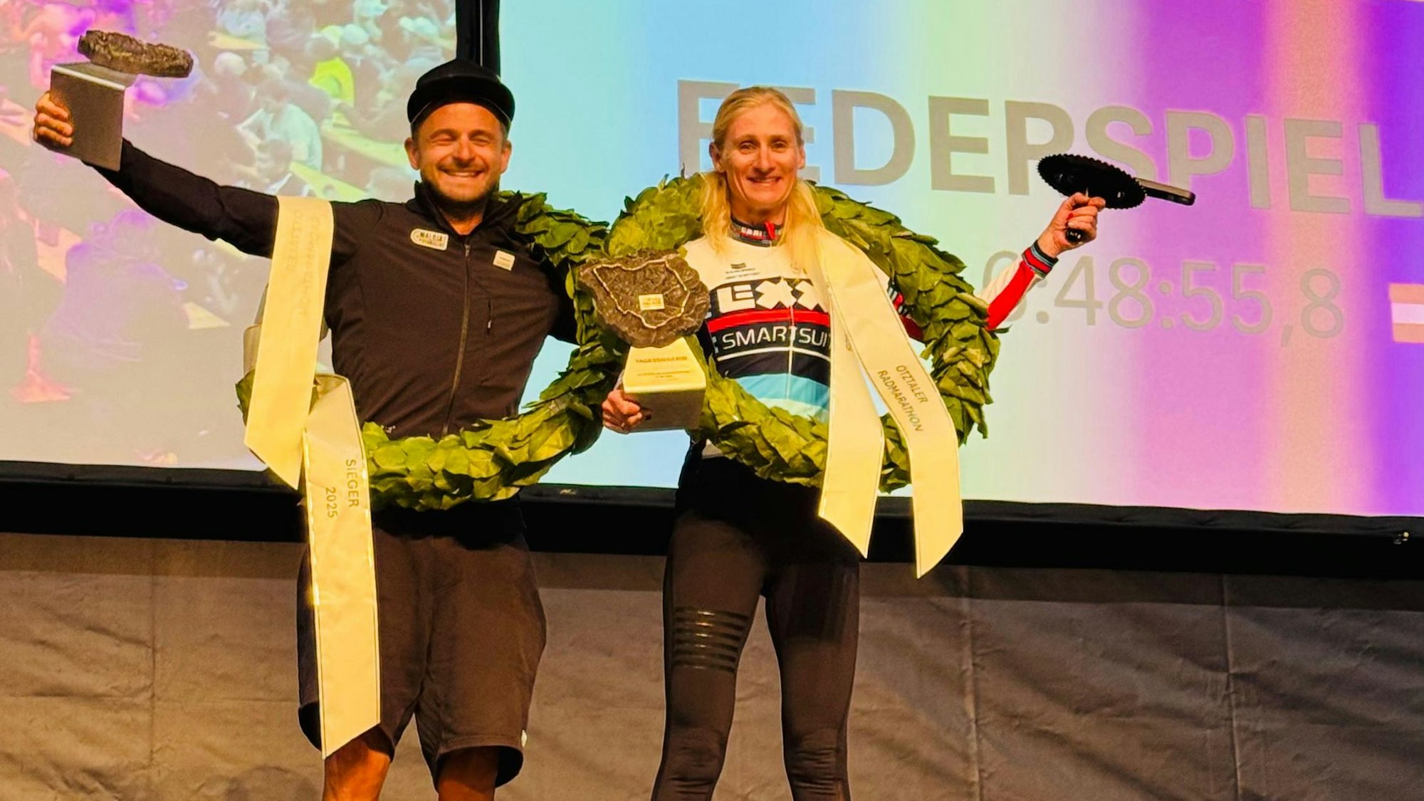 Janine Meyer aus Köln hat zum dritten Mal den Ötztaler Radmarathon gewonnen. Hier zusammen mit dem Sieger des Männerrennens: Daniel Federspiel