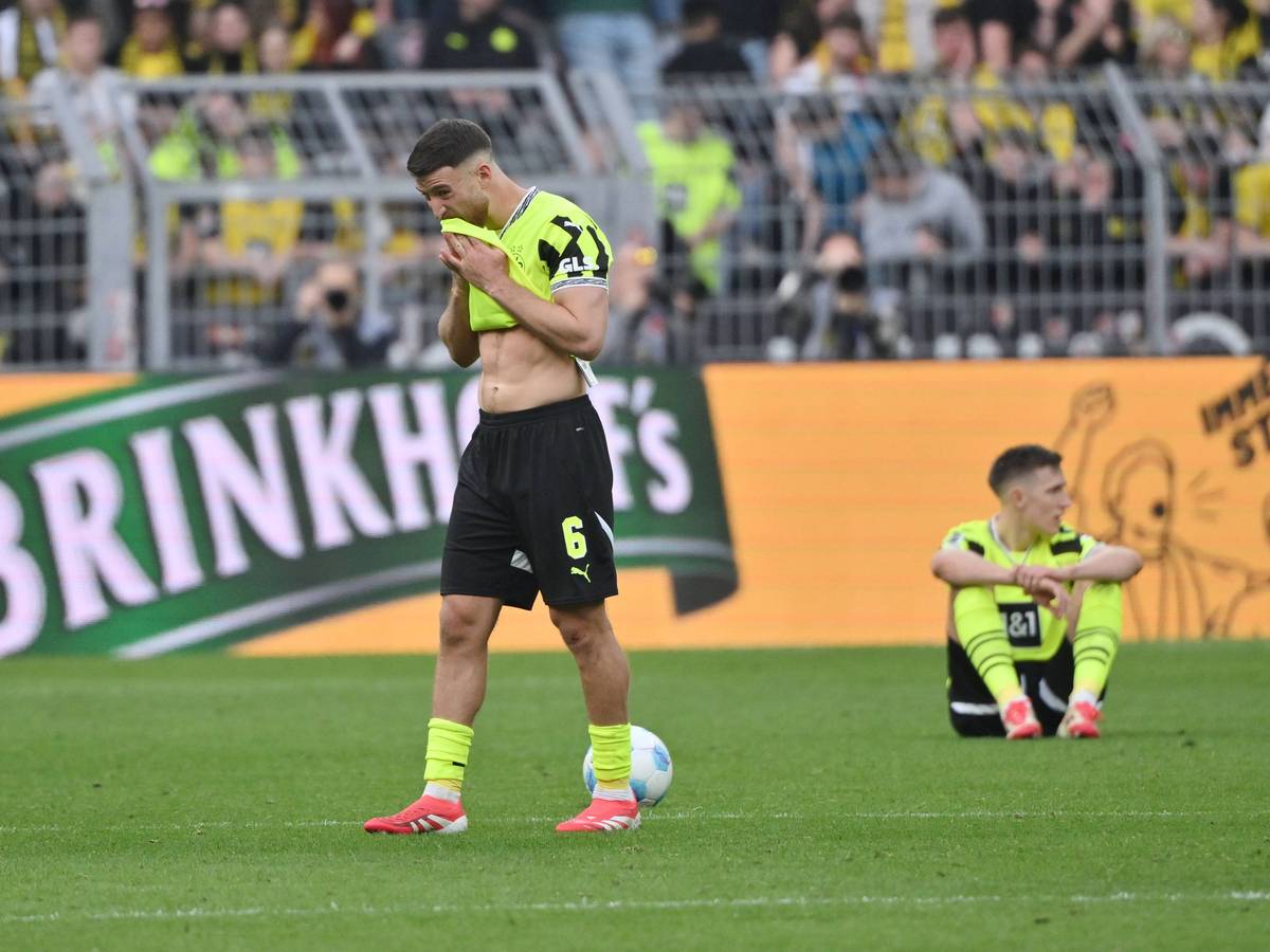 Salih Özcan reibt sich sein Trikot an den Mund.