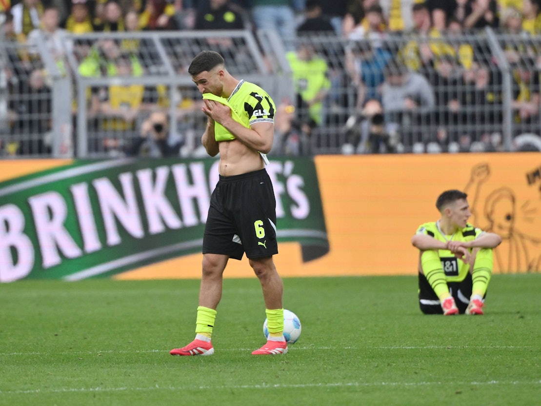 Salih Özcan reibt sich sein Trikot an den Mund.