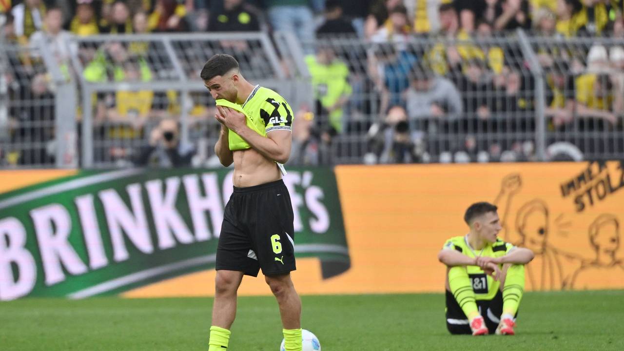 Salih Özcan reibt sich sein Trikot an den Mund.