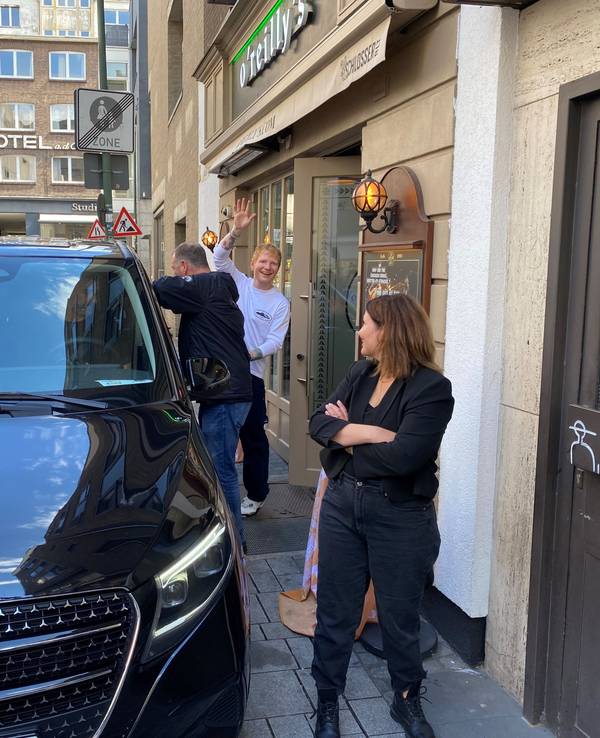 Ed Sheeran nach seinem Kurzkonzert im Irish Pub in Düsseldorf – er winkt in die EXPRESS-Kamera.