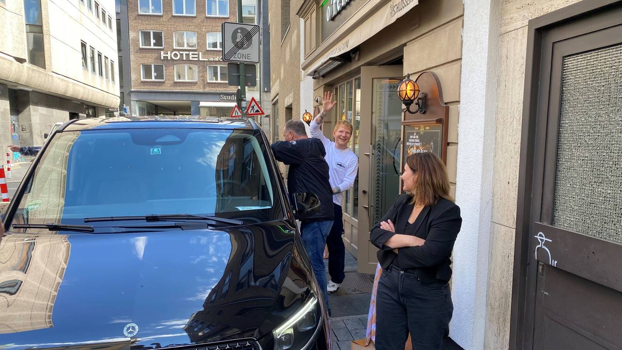 Ed Sheeran nach seinem Kurzkonzert im Irish Pub in Düsseldorf – er winkt in die EXPRESS-Kamera.
