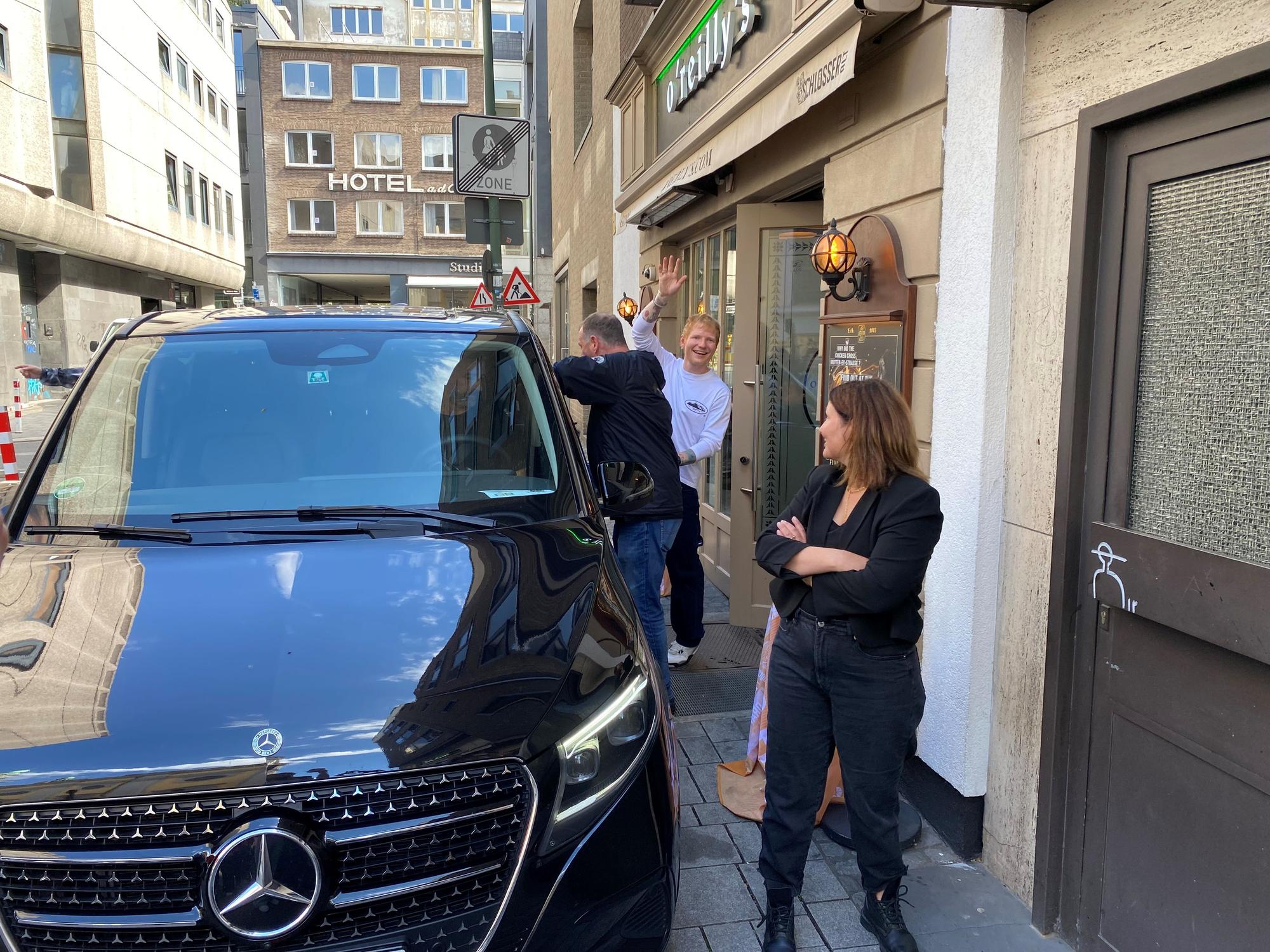 Ed Sheeran nach seinem Kurzkonzert im Irish Pub in Düsseldorf – er winkt in die EXPRESS-Kamera.