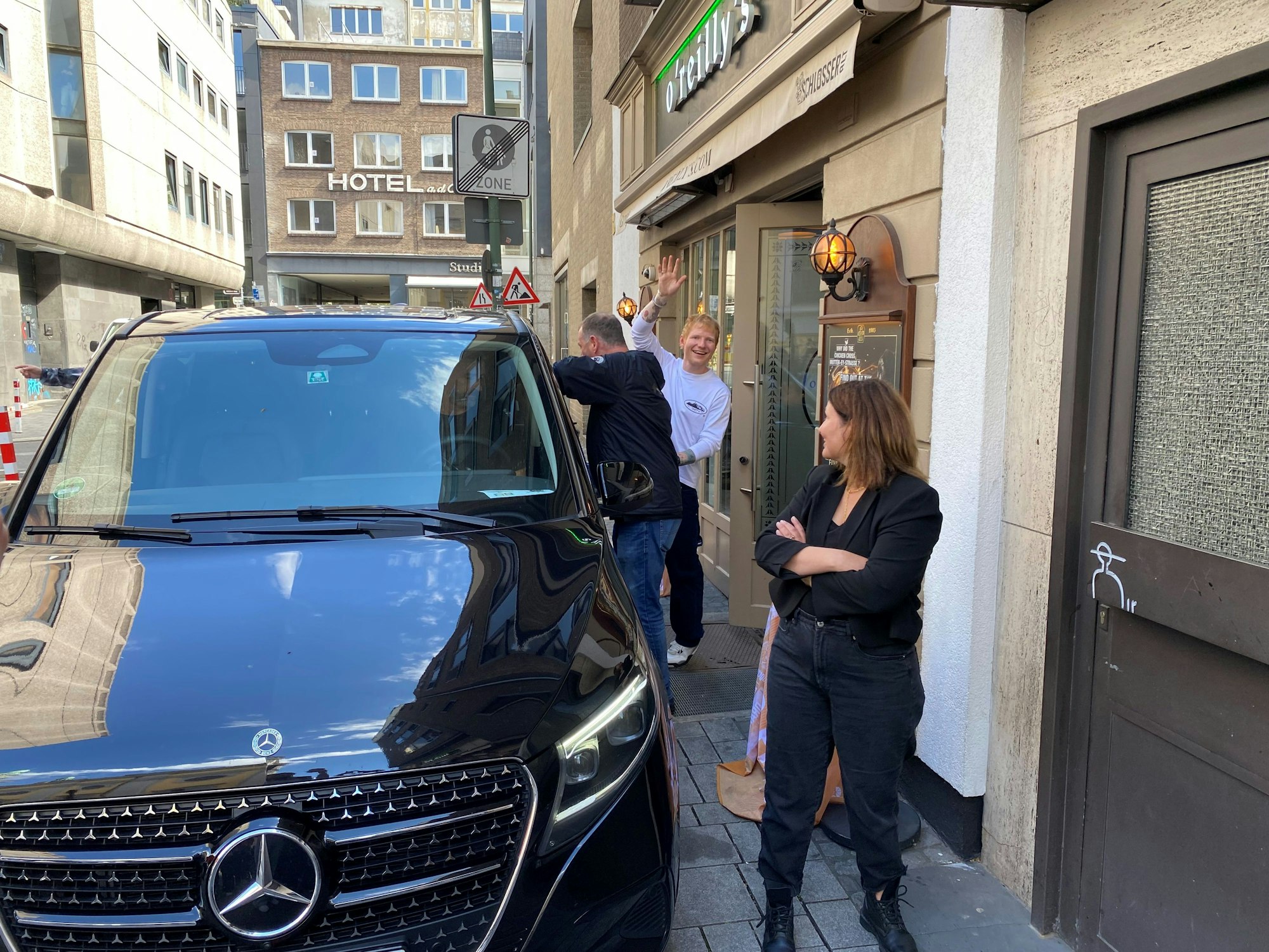 Ed Sheeran nach seinem Kurzkonzert im Irish Pub in Düsseldorf – er winkt in die EXPRESS-Kamera.