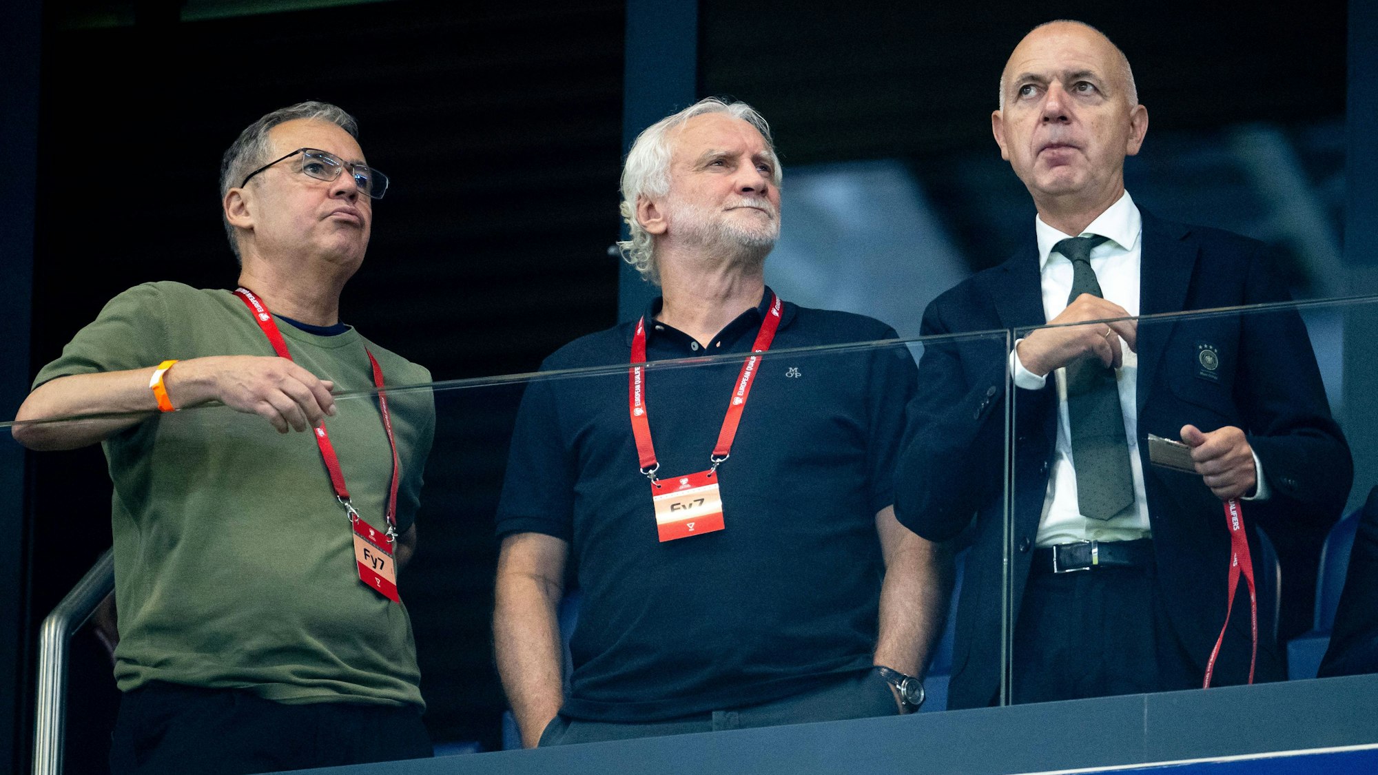 DFB-Geschäftsführer Andreas Rettig (l.), Sportdirektor Rudi Völler (M.) und Präsident Bernd Neuendorf auf der Tribüne.
