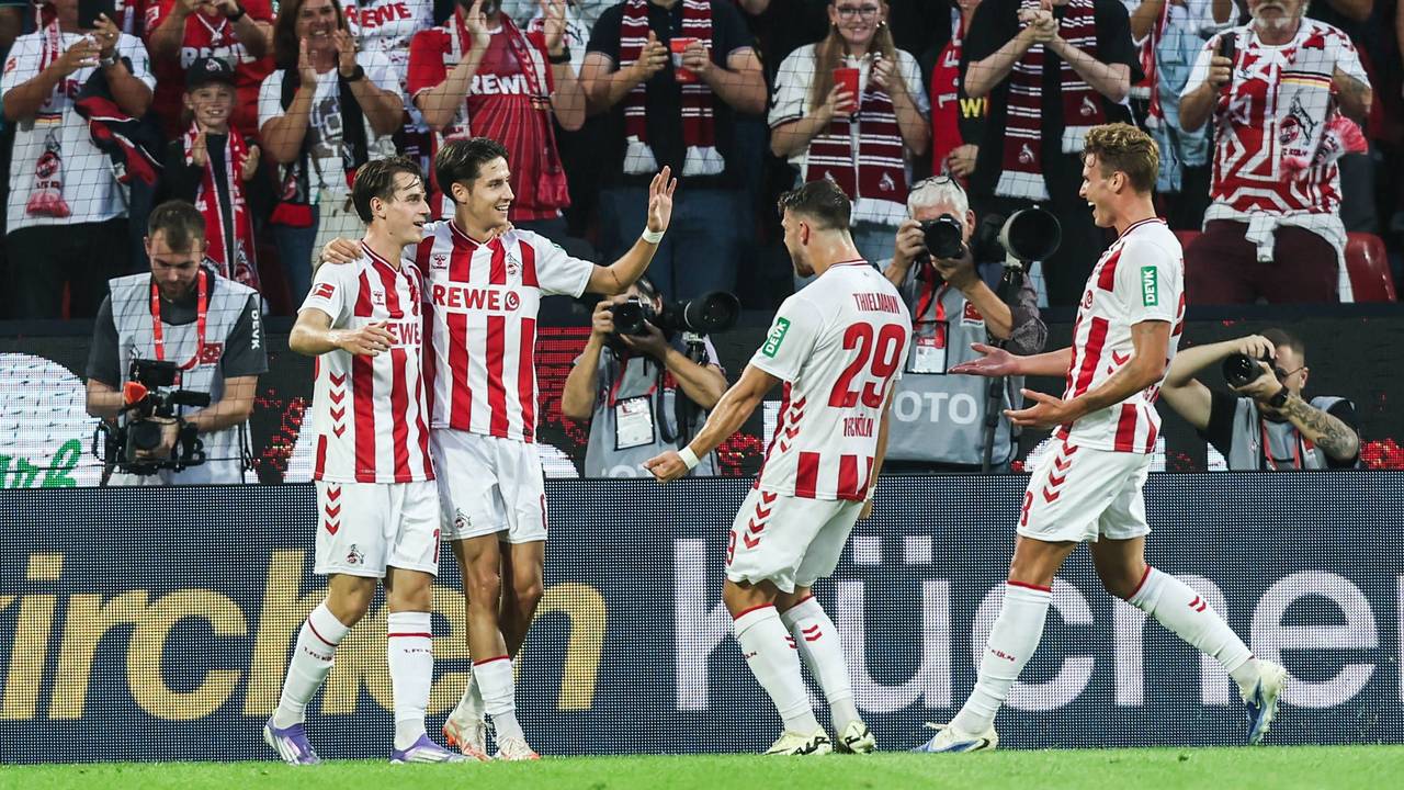 Jakub Kaminski bejubelt ein Tor mit seinen Teamkollegen.