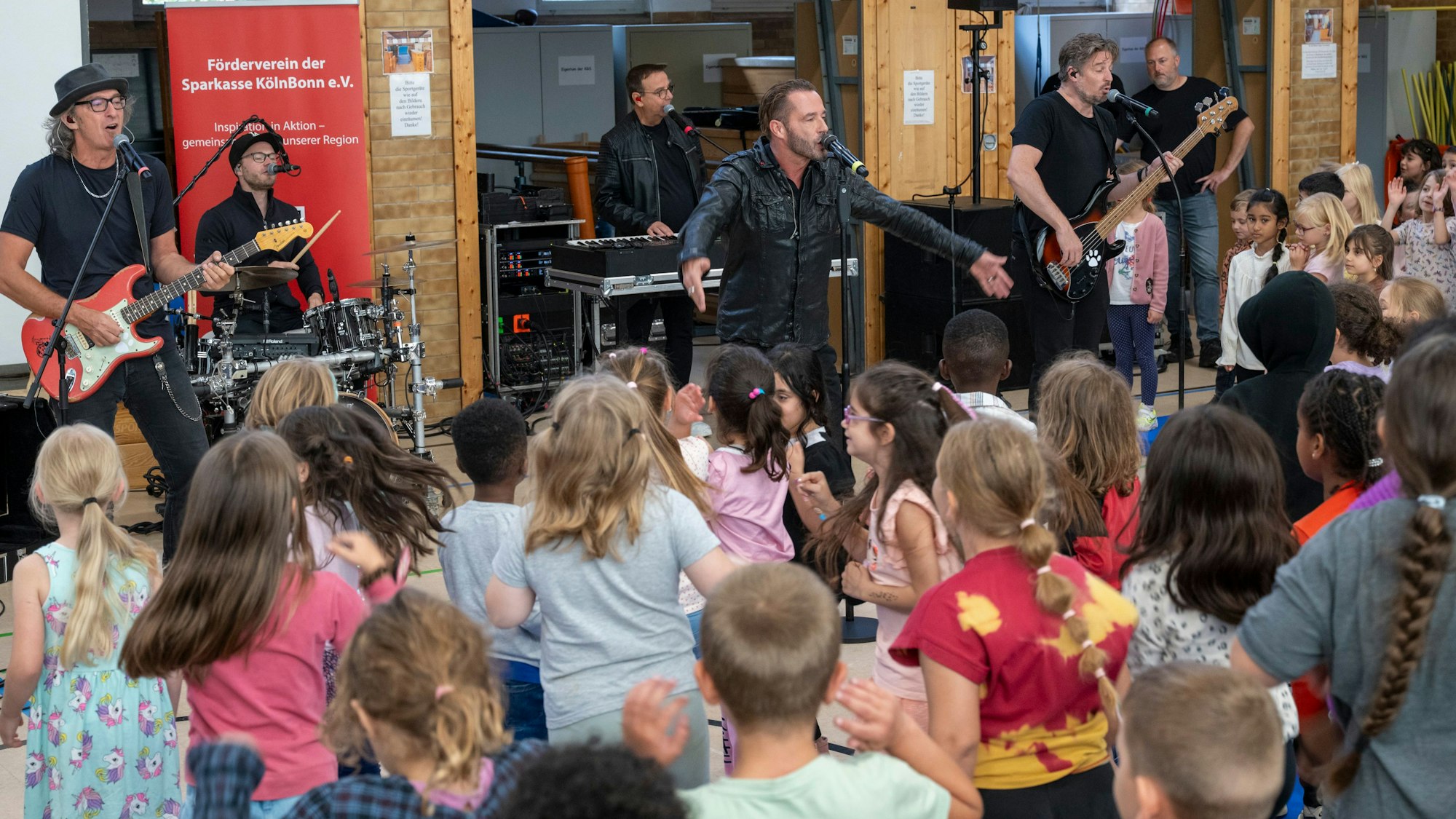 Die Band Die Räuber spielt vor Grundschulkindern.