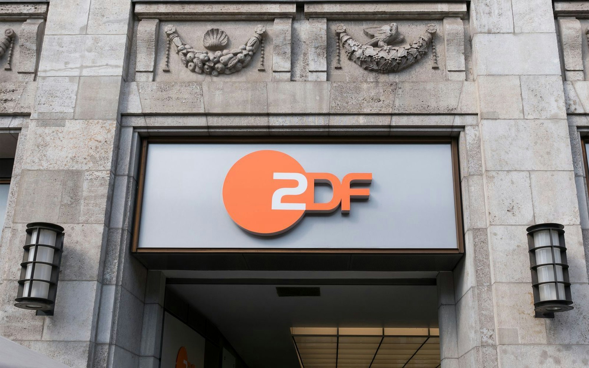Ab 18. November sind die Programme des ZDF nicht länger in SD-Qualität zu empfangen. (Bild: iStock / cbies)