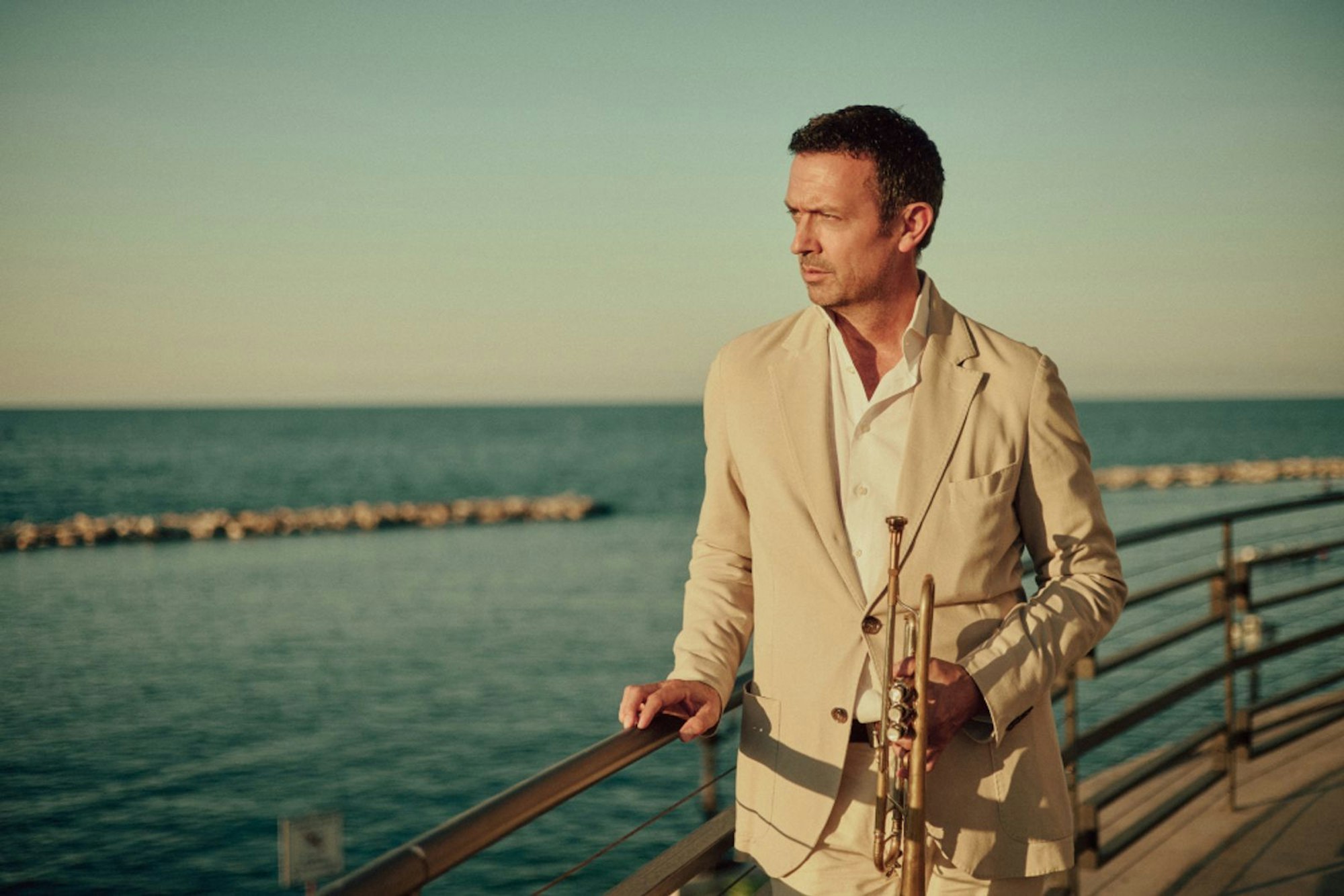Jazzmusiker Till Brönner begibt sich mit seinem neuen Album auf eine musikalische Reise nach „Italia“. (Bild: ear Musik / Joel Heyd)