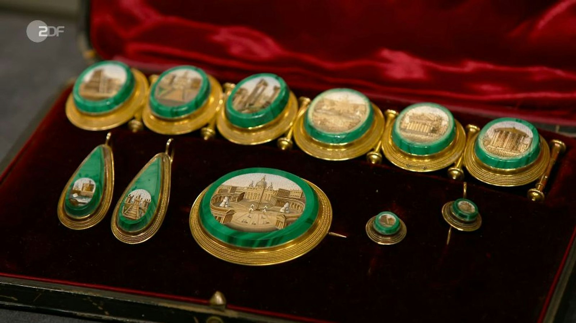 Editha und Samira brachten Mikro-Mosaik-Schmuck aus Rom mit. Sie hofften auf 100 Euro. (Bild: ZDF)